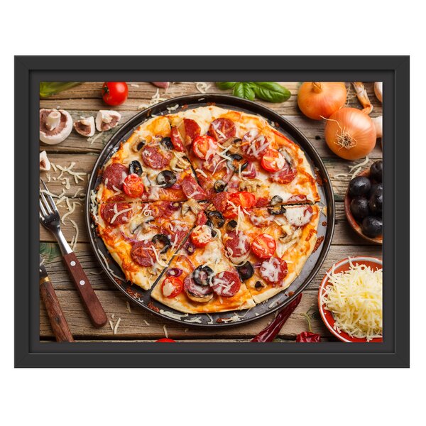 East Urban Home Gerahmtes Wandbild Leckere Pizza Auf Holztisch Wayfair De